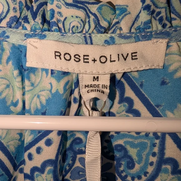 NWT-- Ladies Rose & Olive Flutter Sleeve Blouse Size Medium - Picture 3 of 6